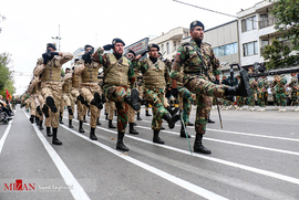 رژه نیرو‌های مسلح در آغاز هفته دفاع مقدس در اردبیل