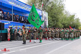 رژه نیرو‌های مسلح در آغاز هفته دفاع مقدس در اردبیل
