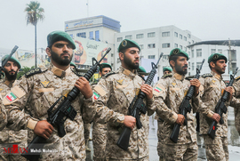 رژه نیرو‌های مسلح در آغاز هفته دفاع مقدس در ساری