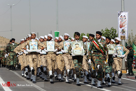رژه نیرو‌های مسلح در آغاز هفته دفاع مقدس در مشهد