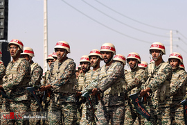 رژه نیرو‌های مسلح در آغاز هفته دفاع مقدس در مشهد