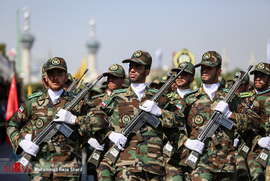 رژه نیرو‌های مسلح در آغاز هفته دفاع مقدس در اصفهان