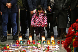 ادای احترام به کشته شدگان حادثه هواپیمای مسافربری در فرودگاه اوکراین