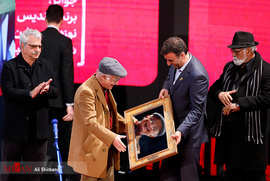 بزرگداشت فریدون جیرانی در مراسم اختتامیه سی و هشتمین جشنواره فیلم فجر
