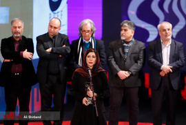 سیمرغ‌ بلورین بهترین بازیگر نقش اصلی زن به نازنین احمدی برای فیلم «ابر بارانش گرفته» تعلق گرفت.