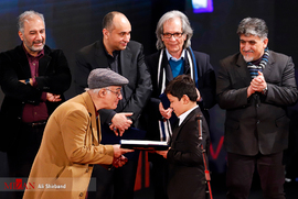 تقدیر از بازیگران نوجوان فیلم «خورشید» در مراسم اختتامیه سی و هشتمین جشنواره فیلم فجر

