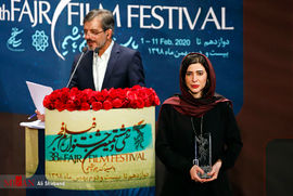 سیمرغ‌ بلورین بهترین بازیگر نقش اصلی زن به نازنین احمدی برای فیلم «ابر بارانش گرفته» تعلق گرفت.