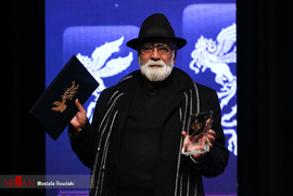 اهداء تندیس به غلامرضا موسوی تهیه‌کننده قصیده گاو سفید در اختتامیه بخش تجلی اراده ملی سی و هشتمین جشنواره فیلم فجر