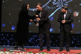 اهداء تندیس به نیکی کریمی کارگردان فیلم آتابای در اختتامیه بخش تجلی اراده ملی سی و هشتمین جشنواره فیلم فجر