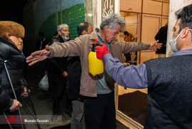 توزیع بسته‌های مقابله با کرونا در گرمخانه‌های تهران