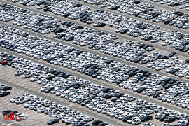 تصاویر هوایی منتشر شده از پارکینگ ایران خودرو که مربوط به خودرو‌هایی است که دارای کسری قطعات ایمنی و الکترونیکی است و قابل تحویل به مشتریان نیست.
