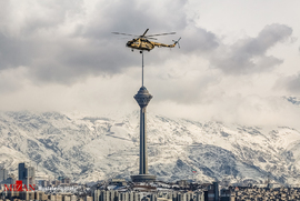 پرواز یک بالگرد در نزدیکی برج میلاد تهران به گونه ای به نظر می رسد که در حال هلی برد برج است.