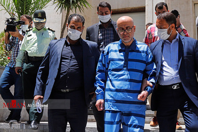 خروج اکبری طبری در اولین جلسه رسیدگی به اتهامات اکبر طبری 