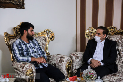 حضور جهانگیر رییس دفتر بازرسی قوه قضاییه در منزل جانباز سرافراز ابوالحسن حنجی