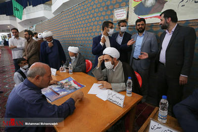 ملاقات مردمی حجت الاسلام والمسلمین مظفری رئیس کل دادگستری استان قم پس از اولین نماز جمعه بعد از شیوع کرونا