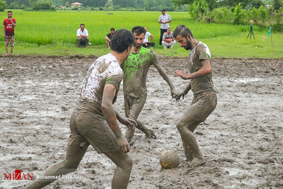 مسابقات فوتبال در شالیزار برنج یا فوتچل آستانه اشرفیه همزمان با شروع فصل زراعی