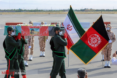 ورود پیکر شهید نسیم افغانی به فرودگاه مشهد مقدس