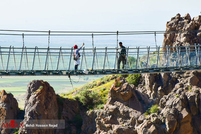 پل معلق تمام شیشه ای هیر ( هیرلند) که نخستین پل معلق قوسی شکل جهان است به ارتفاع ۸۰ متر، طول ۲۱۰ متر و عرض ۱۲۰سانتی متر