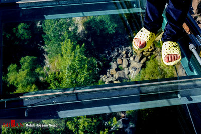 پل معلق تمام شیشه ای هیر ( هیرلند) که نخستین پل معلق قوسی شکل جهان است به ارتفاع ۸۰ متر، طول ۲۱۰ متر و عرض ۱۲۰سانتی متر