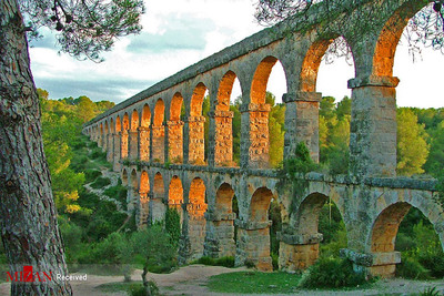 قنات باستانی لس فرس معروف به (پل شیطان) واقع شده در شهر تاراگونا ، کشور اسپانیا که در قرن اول میلادی ساخته شده است.