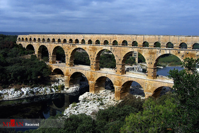 قنات باستانی پونت دو گارد واقع شده در جنوب کشور فرانسه توسط رومی ها در اواسط قرن اول میلادی برای تأمین آب شیرین شهر نیمس ساخته شده است.