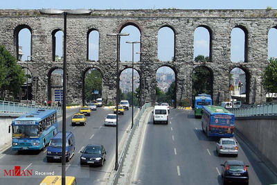 قنات باستانی والنس واقع شده در شهر آتاتورک ، کشور استانبول  که در ۳۶۸ میلادی ساخته شده که طولانی ترین سیستم آبرسانی در جهان باستان بود.