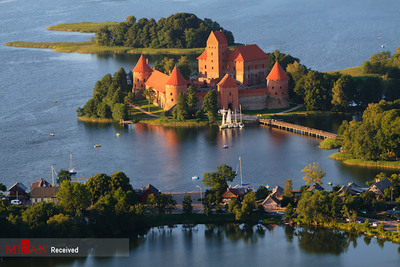 قلعه جزیره تراکای که در جزیره کوچک در آبهای درخشان دریاچه گالوه، کشور لیتوانی .ساخته شده در نیمه دوم قرن چهاردهم.