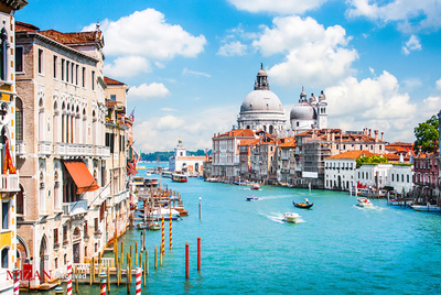 کانال آبی ونیز - شهر آبی ونیز کشور ایتالیا - ونیز به عنوان شهر آب نامیده می شود ، ونیز به عنوان جواهری در بین شهرهایی که در میان آب قرار گرفته اند شناخته شده است.