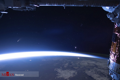 افق شرقی بالای زمین ، ایستگاه فضایی بین المللی - ستاره دنباله دار نئو وایز
