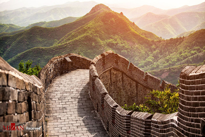 دیوار بزرگ چین - چین - در جهان به لحاظ زمان ساخت طولانی ترین و بزرگترین مهندسی تدافعی نظامی در قدیم است . تاریخ ساخت دیوار چین به قرن ۹ قبل از میلاد به طول هفت هزار کیلومتر باز می گردد.
