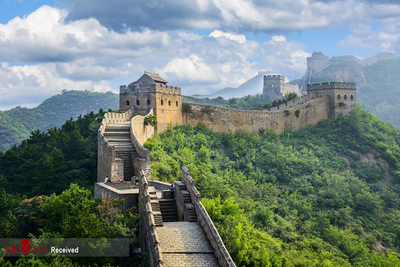 دیوار بزرگ چین - چین - در جهان به لحاظ زمان ساخت طولانی ترین و بزرگترین مهندسی تدافعی نظامی در قدیم است . تاریخ ساخت دیوار چین به قرن ۹ قبل از میلاد به طول هفت هزار کیلومتر باز می گردد.