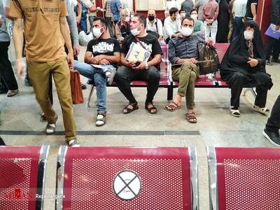 انتظار طولانی در صف تعویض پلاک در روز‌هایی کرونایی - همدان