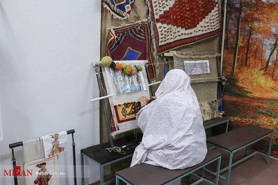 بازدید خانواده شهید وحید زمانی نیا از نمایشگاه هنر‌های دستی زنان زندانی