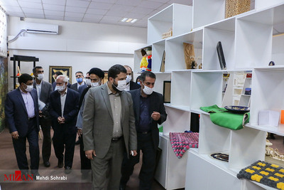 بازدید خانواده شهید وحید زمانی نیا از نمایشگاه هنر‌های دستی زنان زندانی