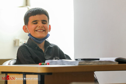 دانش آموز روشن دل در کلاس مدرسه نابینایان دکتر خزائلی.