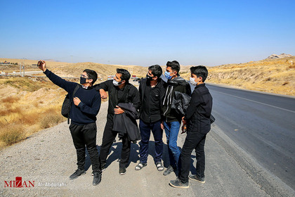 زائرین پیاده در راه مشهد
