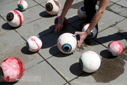 هنرمندی که در حمایت از اعتراضات مردمی به دولت شیلی نمایشگاهی با مجسمه هایی به شکل چشم برپا کرد.
