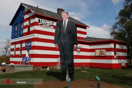تبلیغات انتخاباتی رئیس جمهور ترامپ با قرار دادن مجسمه ی ترامپ رو به روی منازلشان