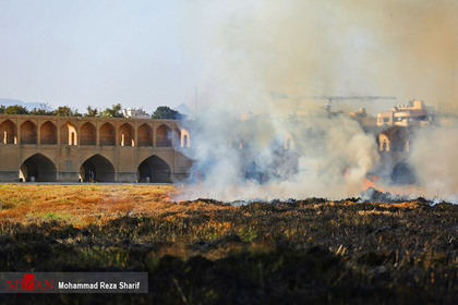 آتش سوزی در نیزار‌های اطراف سی و سه پل اصفهان
