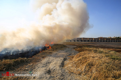 آتش سوزی در نیزار‌های اطراف سی و سه پل اصفهان
