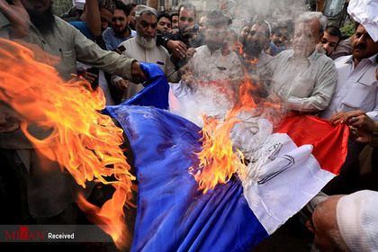 آتش کشیدن پرچم فرانسه در پی توهین فرانسه به پیامبر اکرم در پاکستان.