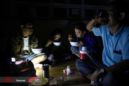 شام خوردن خانواده ای در پناهگاه در طوفان زتا.