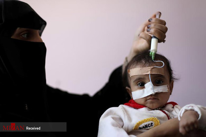 غذا دادن مادری به کودک بیمارش در یمن.