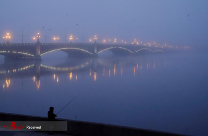 ماهیگیری در سنت پیترزبورگ در یک روز مه آلود