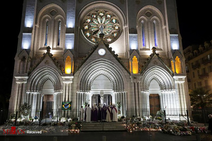 تجمع مردم روبروی کلیسا برای سوگواری قربانیان چاقو کشی در نیس-فرانسه.