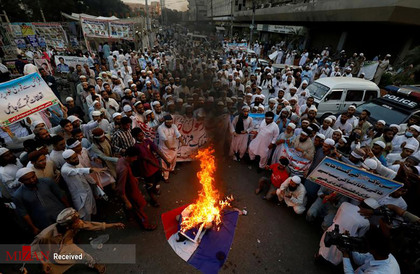 آتش زدن پرچم فرانسه در پاکستان.