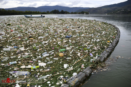 زباله هایی که بر اثر باران در 30 کیلومتری جنوب شهر گواتمالا جمع شده است.
