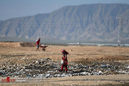 کودکان مواد قابل بازیافت را در حومه مزارشریف افغانستان جمع می کنند.
