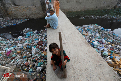 کودکان یک محله فقیرنشین در کراچی پاکستان زباله جمع می کنند و در آنجا هم زندگی می کنند.
