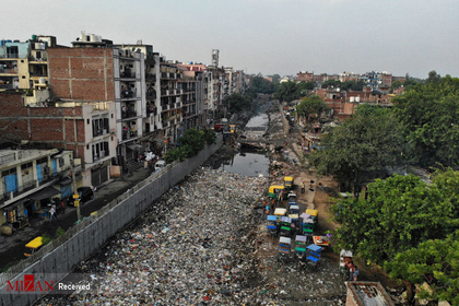 یک کانال آلوده در یک محله فقیرنشین در دهلی نو.
